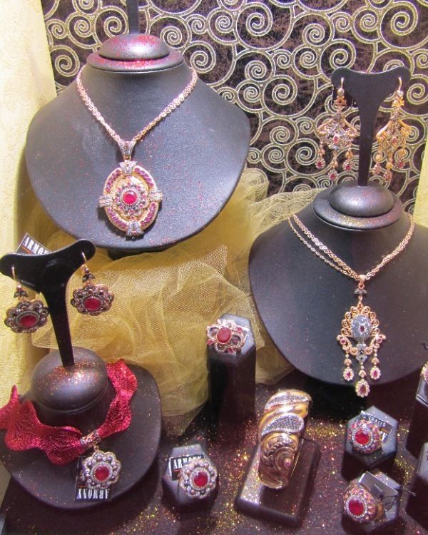 Jewellery, Fashion accessory, Natural material, Body jewelry, Fashion, Art, Maroon, Craft, Gemstone, Jewelry making, 