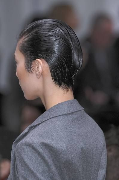 Ear, Hairstyle, Shoulder, Style, Black hair, Temple, Neck, Street fashion, Back, Ponytail, 