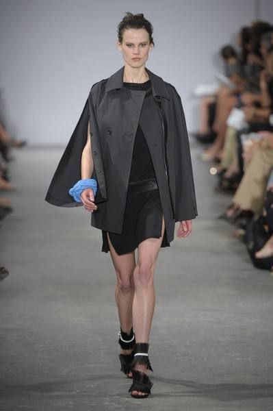 Fashion show, Shoulder, Runway, Joint, Outerwear, Fashion model, Style, Fashion, Knee, Model, 