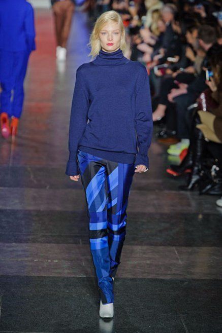 Blue, Sleeve, Shoulder, Fashion show, Human leg, Joint, Outerwear, Runway, Style, Electric blue, 