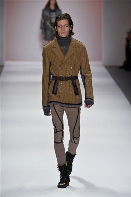 Brown, Fashion show, Sleeve, Shoulder, Runway, Joint, Outerwear, Winter, Fashion model, Style, 
