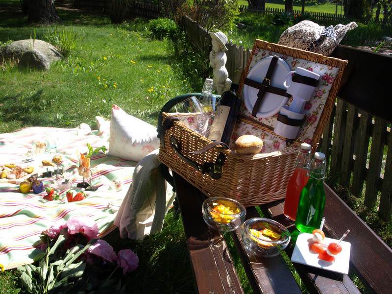 Home accessories, Basket, Wicker, Outdoor furniture, Garden, Outdoor table, Picnic basket, Plate, Meal, Linens, 
