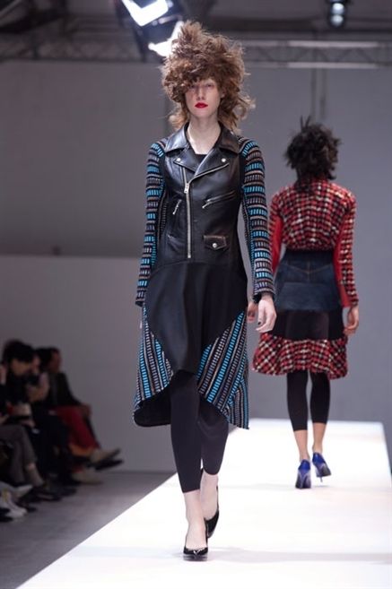 Clothing, Shoulder, Textile, Fashion show, Joint, Outerwear, Style, Pattern, Runway, Tartan, 