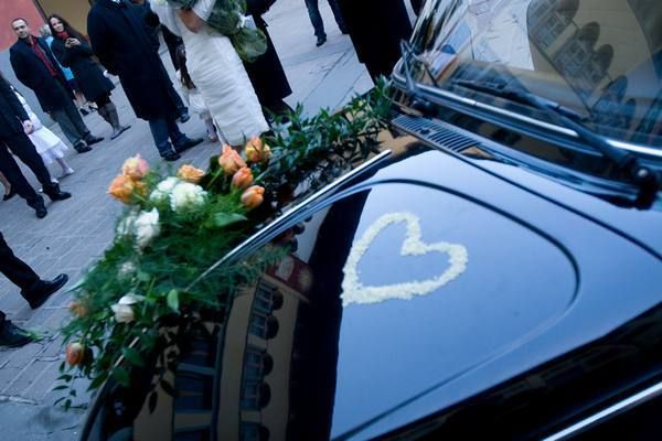 Automotive design, Hood, Glass, Bouquet, Windshield, Ceremony, Classic car, Floristry, Antique car, Grille, 