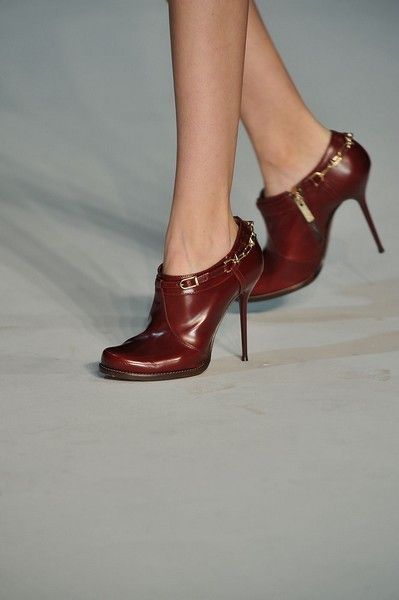 Footwear, High heels, Brown, Shoe, Human leg, Sandal, Joint, Red, Tan, Foot, 