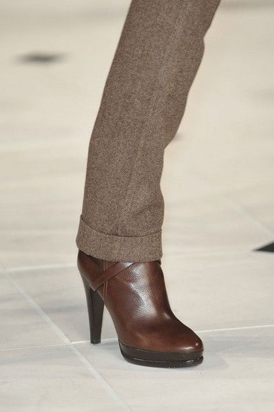 Brown, Shoe, Human leg, Textile, Joint, Tan, Leather, Liver, High heels, Beige, 