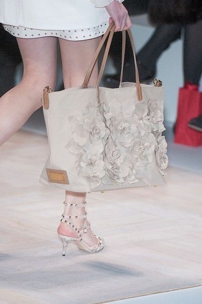 Textile, White, Bag, Style, Fashion accessory, Fashion, Shoulder bag, Luggage and bags, Beige, Boot, 
