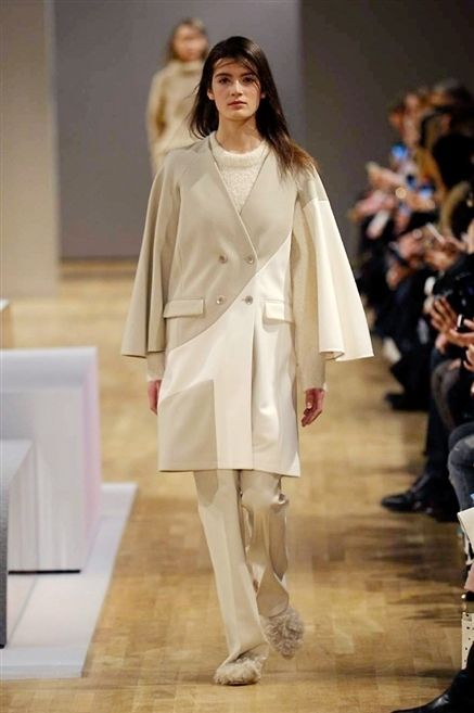 Shoulder, Fashion show, Outerwear, Style, Runway, Fashion model, Fashion, Beige, Public event, Model, 