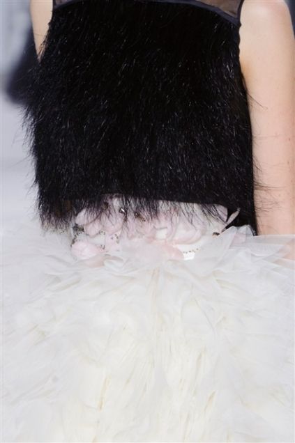 Style, Black hair, Costume accessory, Fur, Natural material, Back, Animal product, 