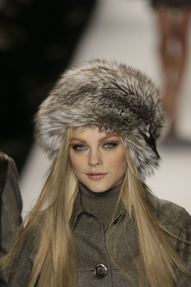 Nose, Lip, Textile, Fur clothing, Winter, Natural material, Street fashion, Headgear, Animal product, Costume accessory, 
