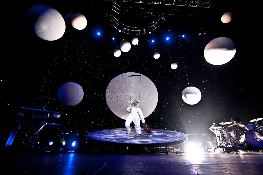 Drum, Stage, Entertainment, Performing arts, Membranophone, Music venue, Musical instrument, Performance, Artist, Theatre, 