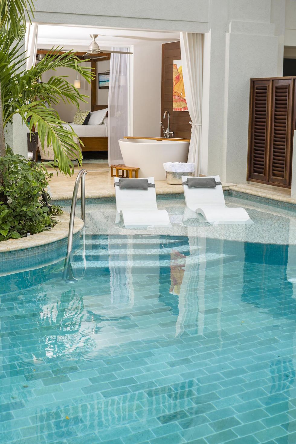 Fluid, Swimming pool, Property, Real estate, Tile, Aqua, Water feature, Azure, Resort, Arecales, 