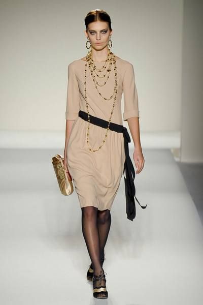 Clothing, Brown, Sleeve, Shoulder, Jewellery, Joint, Fashion accessory, Style, Waist, Formal wear, 