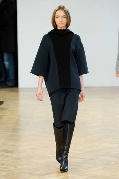 Sleeve, Shoulder, Joint, Outerwear, Style, Fashion show, Fashion, Knee, Fashion model, Tights, 