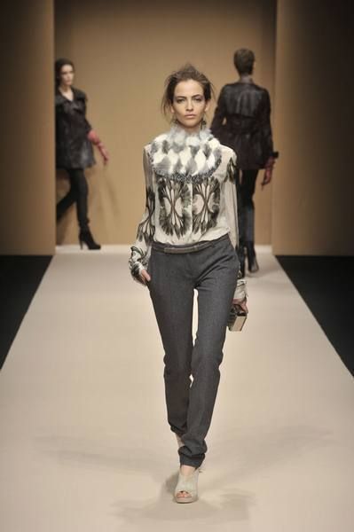 Leg, Brown, Trousers, Human body, Shoulder, Fashion show, Textile, Joint, Outerwear, Standing, 