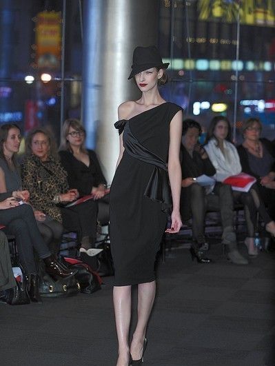 Footwear, Leg, Event, Human body, Shoulder, Hat, Joint, Outerwear, Dress, Fashion show, 