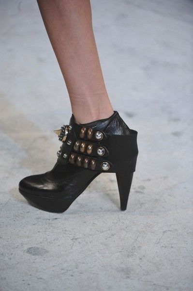 Shoe, Human leg, Joint, High heels, Style, Sandal, Foot, Fashion, Black, Leather, 