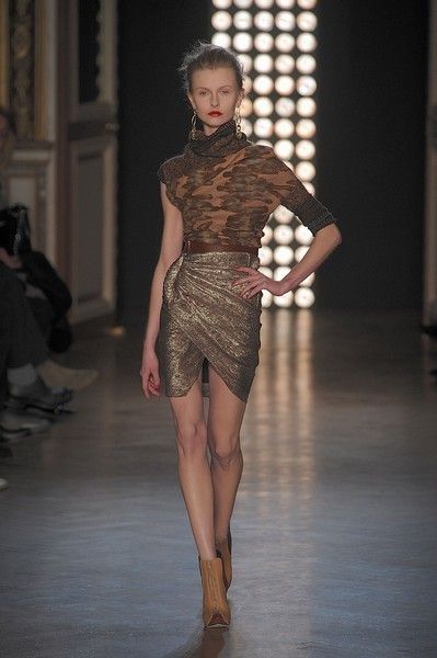 Shoulder, Human leg, Joint, Dress, Fashion show, Runway, Waist, Fashion, Fashion model, Thigh, 