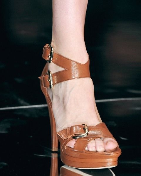 Toe, Brown, Skin, Human leg, Joint, Fashion accessory, Style, Sandal, Foot, Tan, 