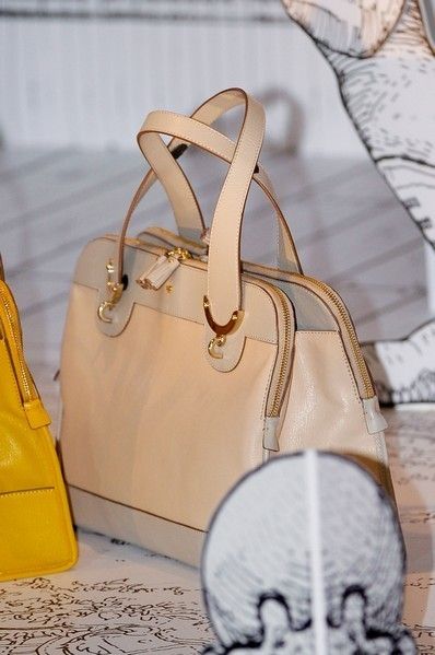 Bag, Style, Fashion accessory, Luggage and bags, Shoulder bag, Tan, Beige, Handbag, Material property, Fashion design, 