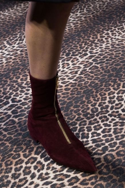 Human leg, Fashion, Tan, Close-up, Calf, Ankle, Sock, 