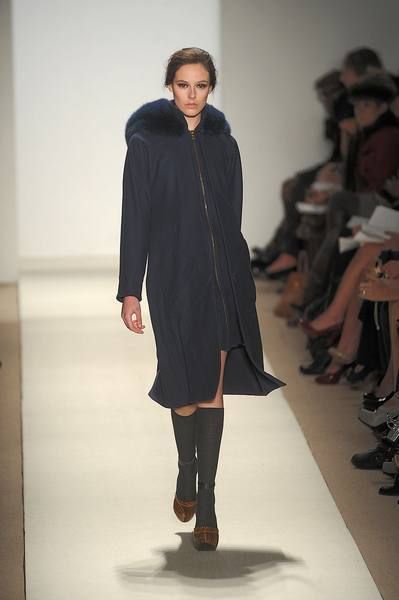 Clothing, Brown, Sleeve, Fashion show, Shoulder, Runway, Joint, Outerwear, Human leg, Style, 