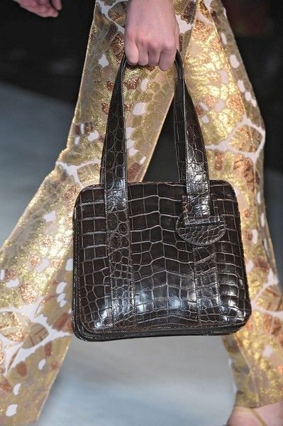 Brown, Pattern, Bag, Style, Shoulder bag, Fashion, Black, Beige, Tan, Material property, 
