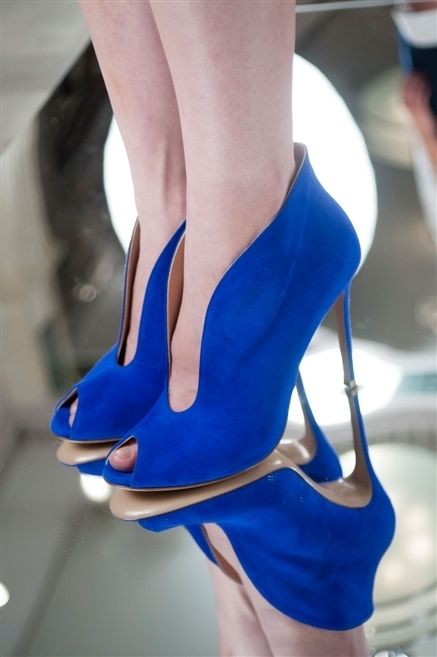 Blue, Human leg, High heels, Joint, Electric blue, Foot, Azure, Knee, Basic pump, Toe, 