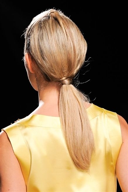 Hair, Yellow, Hairstyle, Shoulder, Joint, Back, Style, Fashion, Blond, Temple, 