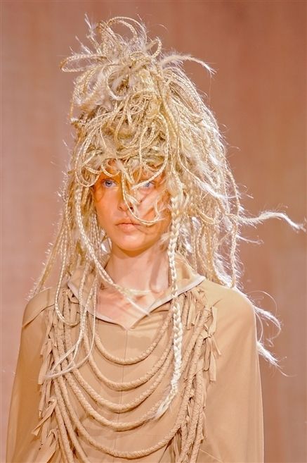 Hairstyle, Beige, Blond, Costume, Costume accessory, Straw, Costume design, Tradition, Hay, Body jewelry, 