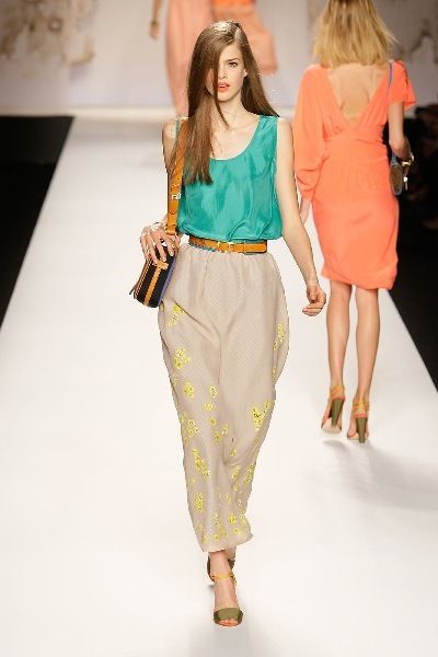 Clothing, Brown, Fashion show, Yellow, Shoulder, Joint, Outerwear, Fashion model, Runway, Style, 