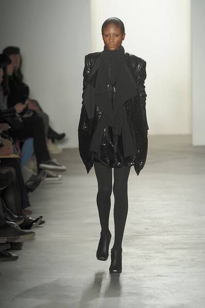 Human, Shoulder, Joint, Outerwear, Style, Knee, Fashion model, Fashion, Fashion show, Street fashion, 