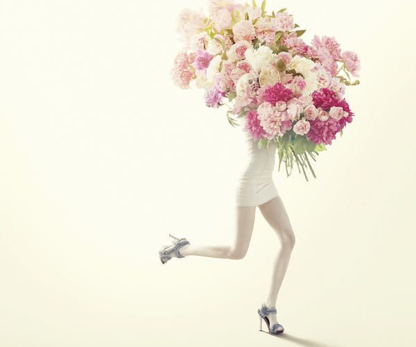 Human leg, Flower, Cut flowers, Knee, Athletic shoe, Bouquet, Calf, Flower Arranging, Thigh, Artificial flower, 