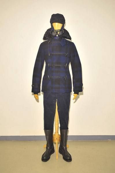 Joint, Human leg, Standing, Personal protective equipment, Knee, Headgear, Costume accessory, Leather, Costume, Riding boot, 