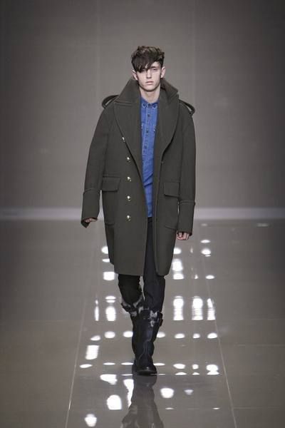 Fashion show, Trousers, Human body, Jacket, Coat, Outerwear, Standing, Runway, Winter, Style, 