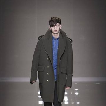 Fashion show, Trousers, Human body, Jacket, Coat, Outerwear, Standing, Runway, Winter, Style, 