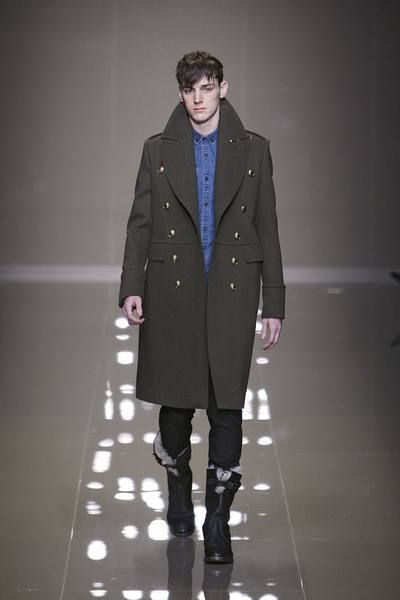 Clothing, Sleeve, Coat, Collar, Fashion show, Textile, Outerwear, Style, Fashion model, Winter, 