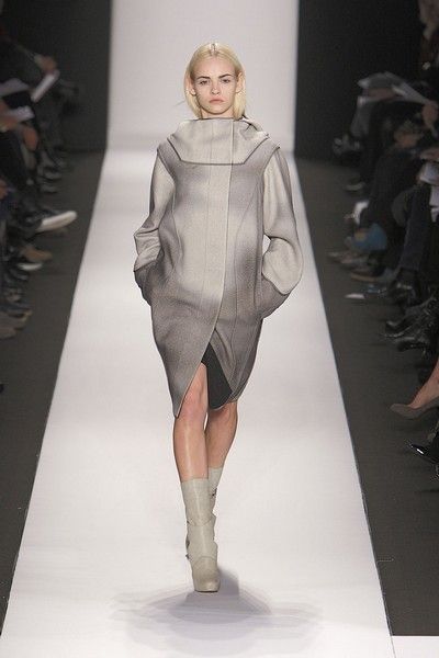 Leg, Fashion show, Shoulder, Human leg, Runway, Joint, Outerwear, Fashion model, Style, Fashion, 