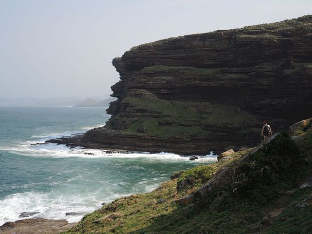 Body of water, Coastal and oceanic landforms, Coast, Rock, Promontory, Ocean, Headland, Bedrock, Outcrop, Terrain, 