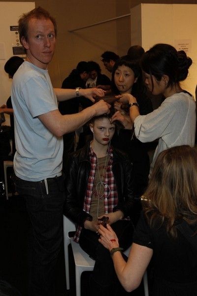 Hair, Arm, Human body, Hand, Fashion, Black hair, Tie, Eyelash, Conversation, Layered hair, 