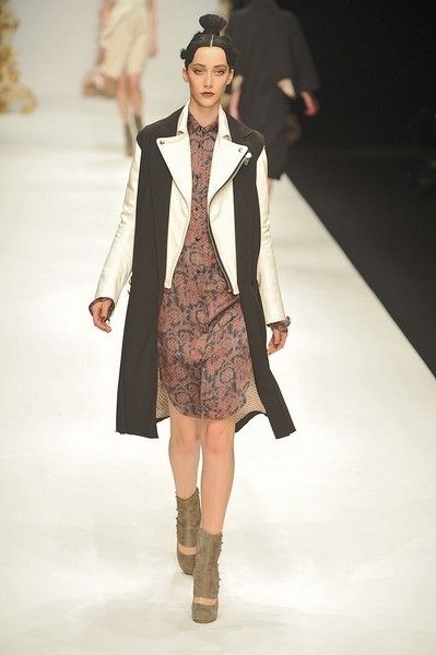 Clothing, Fashion show, Shoulder, Joint, Outerwear, Runway, Fashion model, Style, Winter, Coat, 