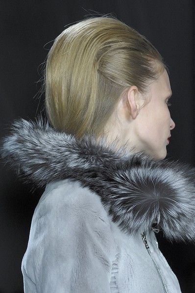 Hairstyle, Textile, Style, Fashion, Fur clothing, Natural material, Fur, Animal product, Blond, Long hair, 