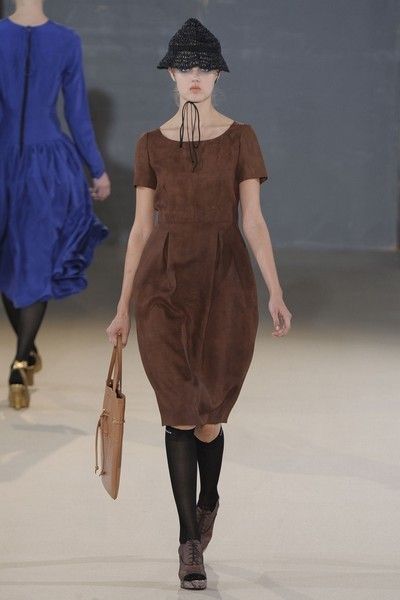 Brown, Sleeve, Human body, Shoulder, Dress, Textile, Joint, Style, One-piece garment, Fashion, 