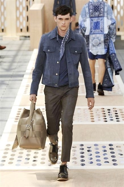 Louis Vuitton Paris Menswear S S modello maschile che indossa la senape  pelle scamosciata giacca bianco shirt, modellato cravatta e pantaloncini  nero Foto stock - Alamy
