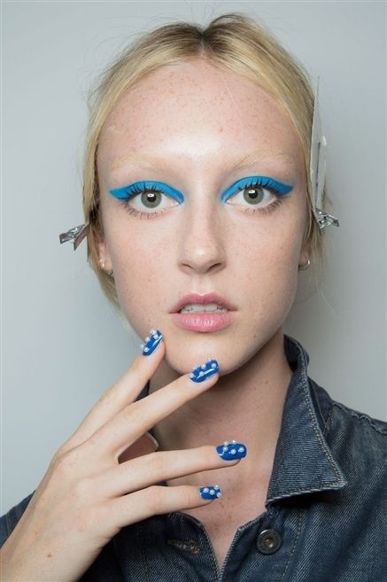 Blue, Finger, Lip, Brown, Jewellery, Skin, Eyebrow, Eyelash, Fashion accessory, Nail, 