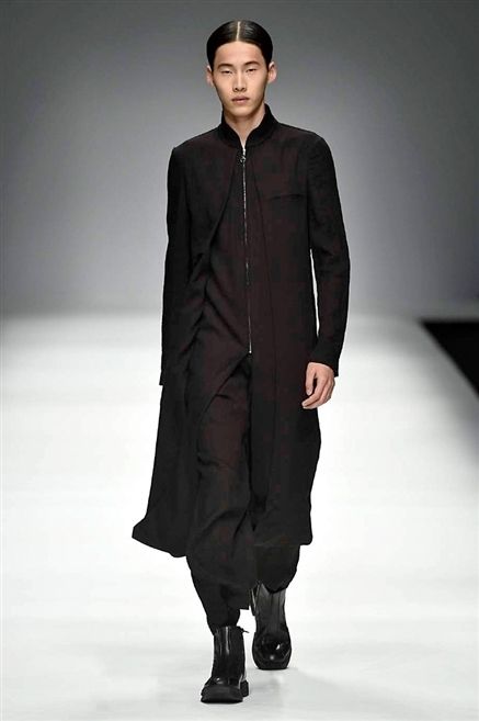 Sleeve, Human body, Fashion show, Shoulder, Joint, Collar, Standing, Runway, Style, Fashion model, 