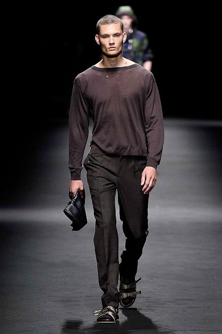 Sleeve, Human body, Trousers, Standing, Outerwear, Style, Fashion model, Knee, Fashion show, Fashion, 