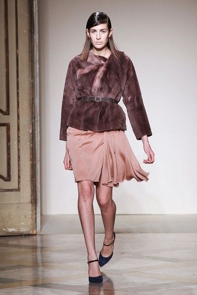 Clothing, Leg, Brown, Sleeve, Shoulder, Human leg, Joint, Style, Fashion show, Knee, 