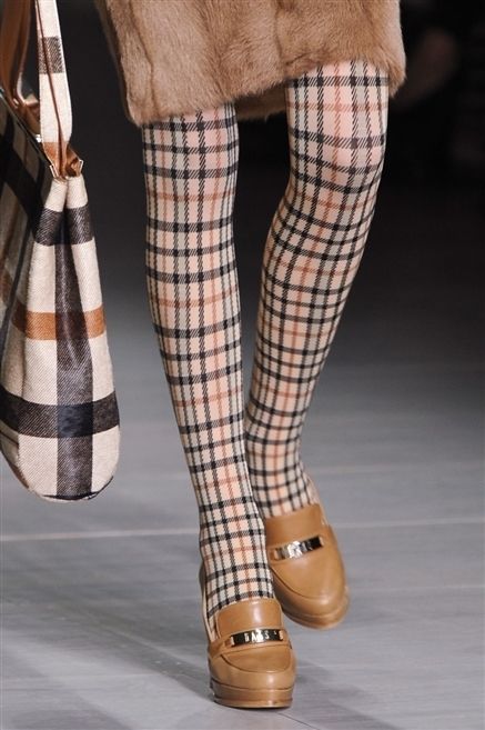 Leg, Brown, Human leg, Textile, Joint, Plaid, Pattern, Tartan, Style, Khaki, 