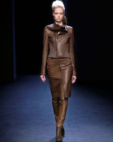 Brown, Human leg, Textile, Joint, Outerwear, Fashion show, Jacket, Style, Boot, Runway, 